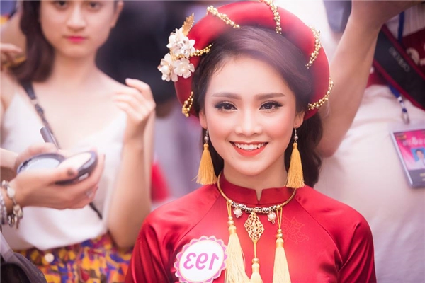 Trần Tố Như, nữ sinh trường Kinh tế Quốc dân đang gây sốt tại vòng chung kết Hoa hậu Việt Nam nhờ ngoại hình và cách ứng xử thông minh, khôn khéo.