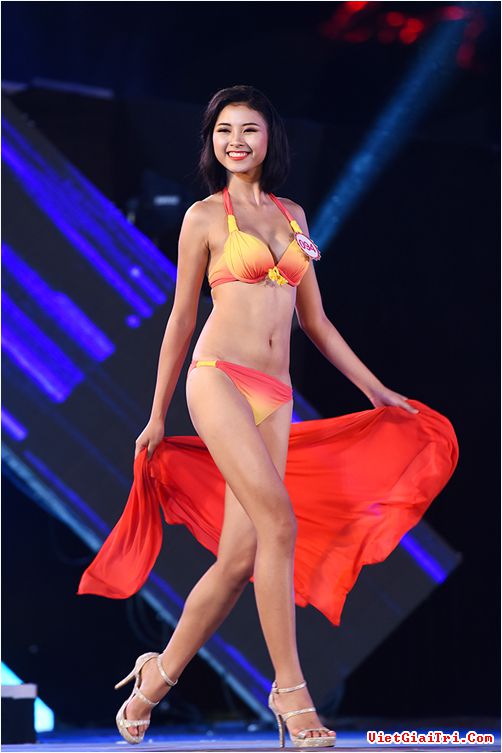 Với vóc dáng cân đối, số đo 3 vòng chuẩn, gương mặt tươi tắn, đầy cá tính, Đào Thị Hà được đánh giá là thí sinh nổi bật trong các người đẹp dự thi Hoa hậu Việt Nam 2016.