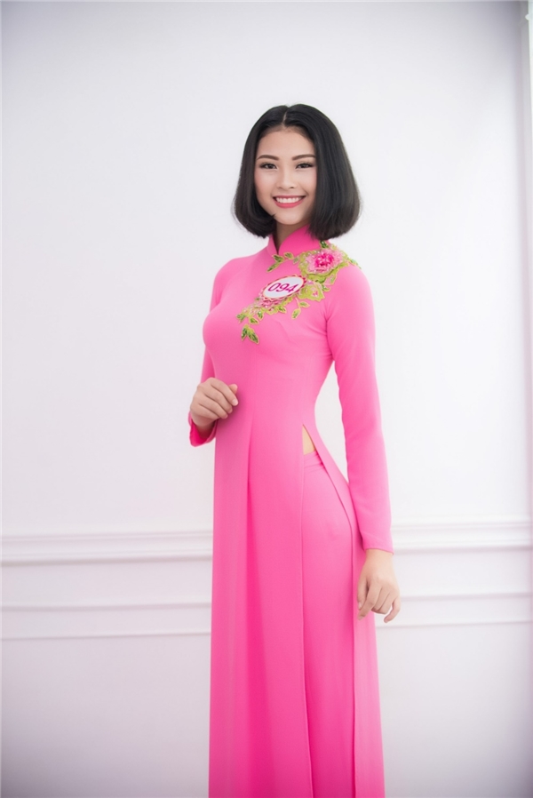 Hoa hậu Ngọc Hân cũng cao 1,74 m và có số đo tương đồng nên nhìn Đào Thị Hà rất dễ hình dung Hoa hậu Việt Nam 2010, đặc biệt là nụ cười khá giống.