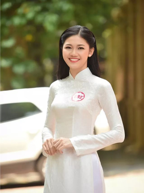 Cô gái sinh năm 1994 vừa tốt nghiệp Học viện Ngoại giao và chưa từng có kinh nghiệm làm mẫu hay đi thi sắc đẹp. Cô gái sinh năm 1994 vừa tốt nghiệp Học viện Ngoại giao và chưa từng có kinh nghiệm làm mẫu hay đi thi sắc đẹp.