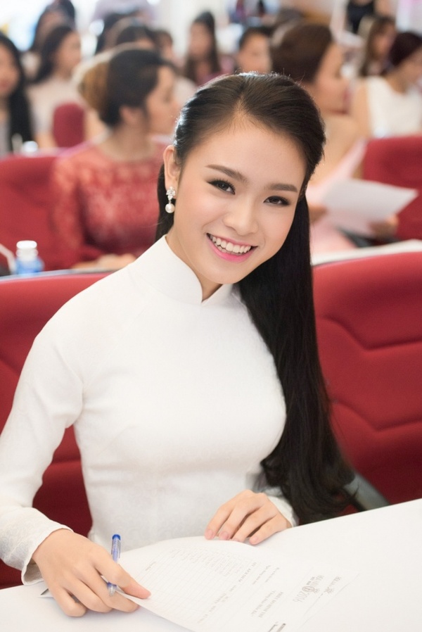 Phùng Bảo Ngọc Vân, 19 tuổi, hiện đang sống tại Hà Nội, là một trong những thí sinh gây chú ý khi vừa lọt vào vòng chung kết Hoa hậu Việt Nam 2016. Phùng Bảo Ngọc Vân, 19 tuổi, hiện đang sống tại Hà Nội, là một trong những thí sinh gây chú ý khi vừa lọt vào vòng chung kết Hoa hậu Việt Nam 2016.