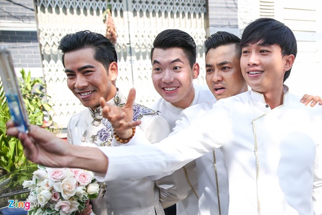 Đội bê quả là những người bạn thân thiết với chú rể như người mẫu, diễn viên Trương Nam Thành, Quốc Trường và Hồ Giang Bảo Sơn.
