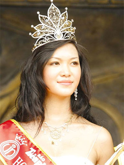 Trước sức ép của dư luận về học vấn, Hoa hậu Thùy Dung đã quay lại trường để học tập chờ ngày thi lại tốt nghiệp.