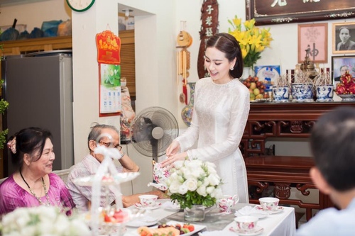 Gia đình anh sở hữu chuỗi nhà hàng nổi tiếng ở Hà Nội. 