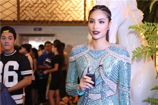 Khi được giao nhiệm vụ hướng dẫn và chấm điểm các thí sinh ở thử thách catwalk trên bậc thang, Phạm Hương liên tục nhắc nhở các cô gái không được nhìn xuống dưới đất khi đang sải bước. Khi được giao nhiệm vụ hướng dẫn và chấm điểm các thí sinh ở thử thách catwalk trên bậc thang, Phạm Hương liên tục nhắc nhở các cô gái không được nhìn xuống dưới đất khi đang sải bước.