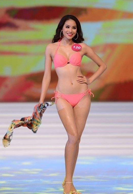 So với những bức ảnh bikini trước đó của Phạm Hương có thể thấy cô đã thành công trong việc cải thiện số đo ba vòng và tăng cơ, giảm mỡ trên cơ thể.