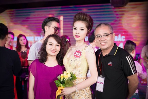 Kể từ khi Nguyễn Cao Kỳ Duyên đăng quang Hoa hậu Việt Nam 2014, bà Lê Thị Thêm luôn theo sát con gái của mình. 