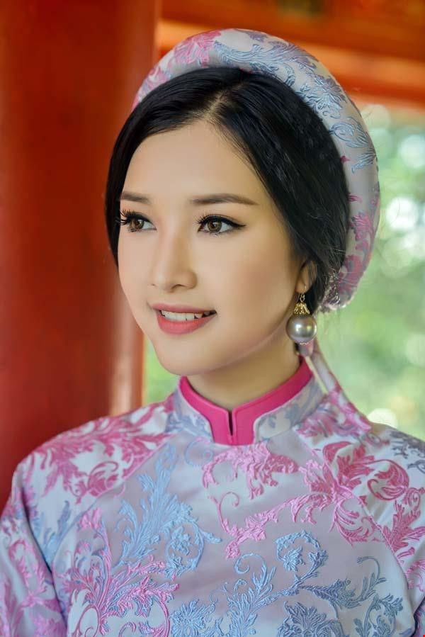 Sau đêm Chung khảo khu vực phía Nam cuộc thi Hoa hậu Việt Nam 2016, Ngọc Trân đã phải đối diện với nhiều ý kiến trái chiều xung quanh những tranh luận về nhan sắc thật của cô so với nhiều bộ ảnh ''đẹp không tì vết'' được công bố trước đó.