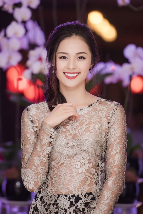 Hạ Vi tên thật là Phạm Hạ Vi, sinh ngày 27/9/1993. Với vẻ đẹp nao lòng người, Hạ Vi từng đoạt giải Hoa học trò Icon phong cách năm 2010 và Người đẹp tài năng hoa hậu ảnh báo Phụ nữ.