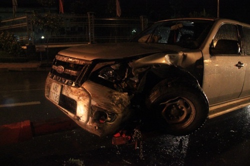 Xe ô tô của chị Nhung cũng bị hư hỏng nặng sau vụ tai nạn giao thông bất ngờ