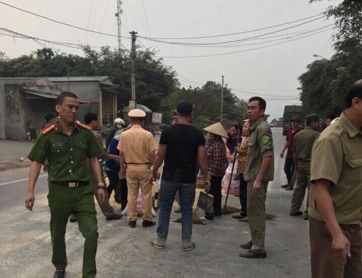 Xe chở ngô bị đổ và hành động bất ngờ của CSGT Quảng Ninh