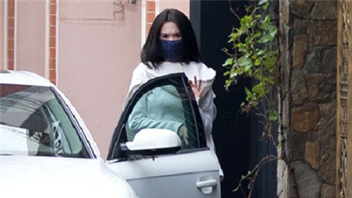 Tấm hình ''kinh điển'' minh chứng cho khoản sợ nắng của nữ hoàng nội y. 