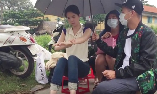 Ngọc Trinh nổi tiếng là đệ nhất sợ nắng, cô nàng còn bị bạn diễn Lương Mạnh Hải tố 'sợ nắng hơn sợ ma'.