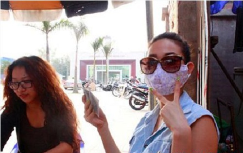 Minh Hằng ngồi ngoài hiên chơi bài nhưng không quên bịt khẩu trang, đeo kính để tránh nắng và tránh… bị phát hiện. 