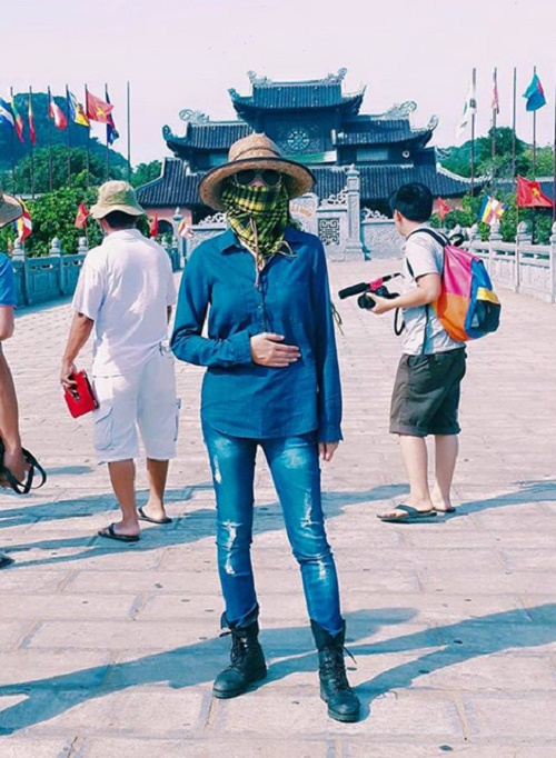 Ngô Thanh Vân ăn vận cực kỳ nam tính, bất chấp hình tượng sang chảnh vẫn thấy trên thảm đỏ. Nữ diễn viên chỉ chịu hở đúng bàn tay và mũi.