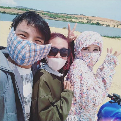 Bạn có thể đoán ra ngoài Đông Nhi ở góc phải, 2 người còn lại trong hình là ai không?