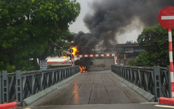Theo một cán bộ quận Hoàng Mai, đến thời điểm hiện tại đám cháy đã cơ bản được khống chế, không gây thiệt hại về người.