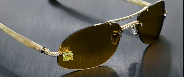 Luxuriator Style 23 Canary Diamond Sunglasses- Đây là chiếc kính được sản xuất bởi nhãn hiệu  Franco, một công ty sản xuất đồ trang sức tại Los Angeles, có giá 1,3 tỷ (~ 65,000 $). Gọng kính được làm từ vàng 18 carat cộng thêm 1 viên kim cương trọng lượng 2 carat đính trên mắt kính bên phải tạo điểm nhấn. Sang trọng và vô cùng thời thượng, Luxuriator Style 23 Canary là sự lựa chọn của những khách hàng giàu có và sẵn sàng chơi trội như Paris Hilton.