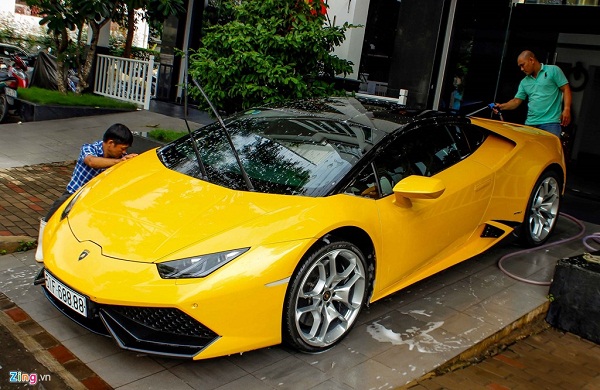 Đây là chiếc Lamborghini màu vàng độc nhất Việt Nam, thường được thiếu gia Nguyễn Quốc Cường (biệt danh Cường Đô La) sử dụng thời gian gần đây. Trước đó xe có màu vàng, tuy nhiên thiếu gia phố núi đã phối lại màu thành vàng đen rất bắt mắt. 