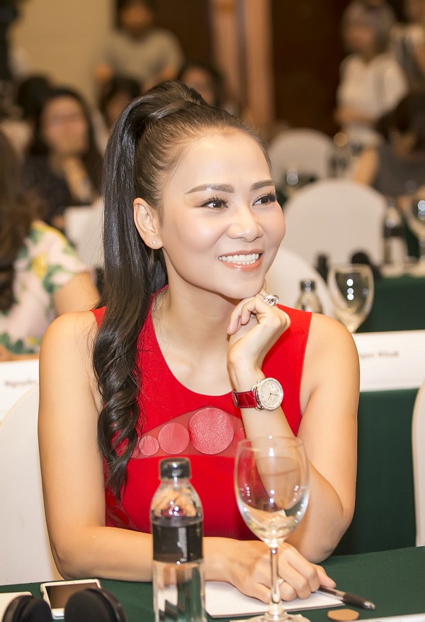 Ca sĩ Thu Minh diện váy đỏ rực vô cùng lộng lẫy và xinh đẹp khi tham dự một sự kiện tại Hà Nội.
