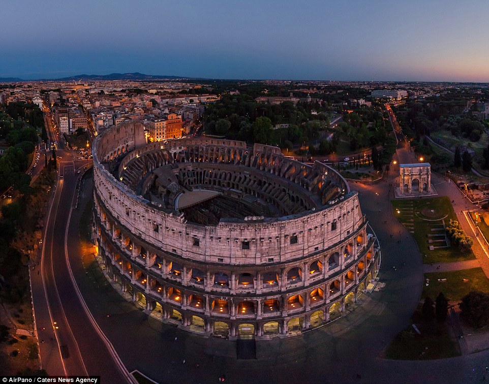 Đấu trường Colosseum là một trong những biểu tượng của thành phố, được xây dựng từ thời hoàng đế Vespasian và hoàn thành vào năm 80 sau công nguyên, dưới thời trị vì của hoàng đế Titus. Công trình này cao 48 m, gồm 4 hàng cửa vòm cuốn bằng những trụ đá vuông. Mỗi hàng có khoảng 80 vòm để đi lại. Trước đây Colosseum là nơi thi tài và trình diễn của các võ sĩ giác đấu. Sau này, nơi đây được sử dụng làm nhà ở, cửa hàng, pháp đài… Mặc dù bị hư hại nhiều do động đất và nạn cướp đá nhưng đấu trường vẫn được xem như mẫu kiến trúc La mã đẹp nhất còn sót lại.