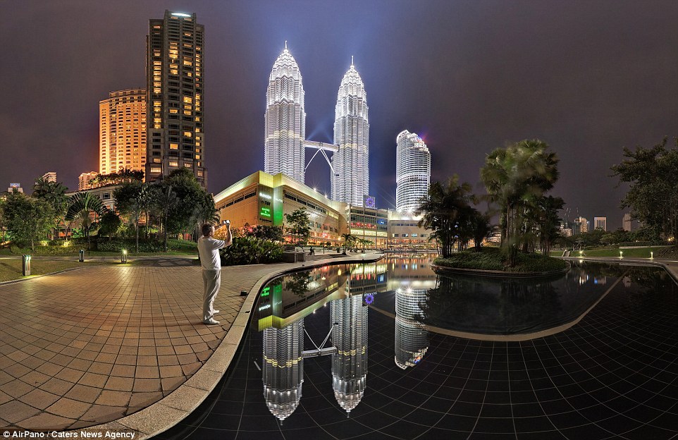 Malaysia không chỉ nổi tiếng với những tòa tháp nguy nga, những thánh đường Hồi giáo tôn nghiêm mà còn bởi tòa tháp đôi Petronas Towers tại thủ đô Kuala Lumpur. Công trình này do kiến trúc sư người Argentina, César Pelli, thiết kế và được hoàn thành vào năm 1998. Dù đã gần 10 năm tuổi, Petronas Towers vẫn chưa bao giờ cũ… Petronas Towers có 88 tầng, chiều cao đến nóc của tòa nhà là 403 m, mọc trên khu đất từng là một trường đua xe. Kết cấu tòa nhà phần lớn là bê tông cốt thép có khả năng chịu lực cực tốt. Bề mặt hai tòa tháp hoàn toàn bằng kính và thép, được thiết kế theo motip nghệ thuật đạo Hồi, tôn giáo chính tại Malaysia.