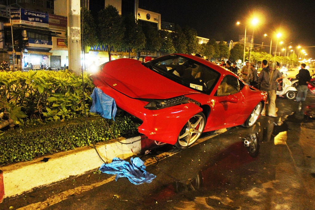 Siêu xe Ferrari 15 tỷ nát đầu sau tai nạn giao thông bất ngờ - MVietQ