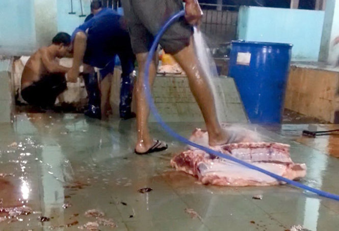 Lò mổ Đoàn Thu ở thị xã Long Khánh (Đồng Nai) có giấy phép nhưng giết mổ thịt lợn bẩn trong tình trạng nhếch nhác, dơ bẩn như thế này.