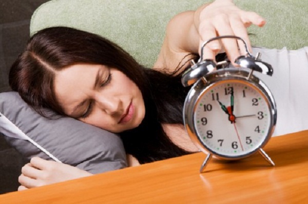 Thói quen ngủ không đủ giấc là một trong những sai lầm gây tổn thương gan