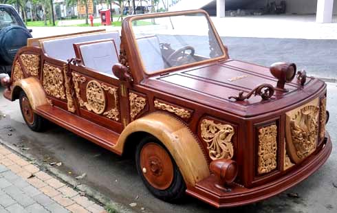 Chiếc xe bằng gỗ đầu tiên ở Việt Nam thuộc sở hữu của anh Lê Nguyên Khang - một đại gia ở TPHCM. Chiếc xe cực độc này được làm thủ công bằng gỗ, có giá bán khoảng 24.000 - 25.000 USD.
