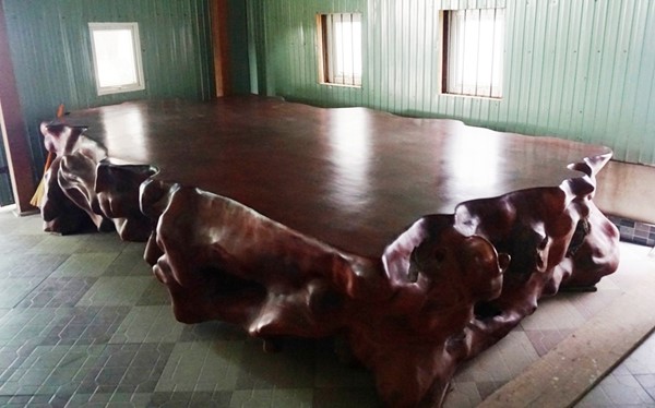 Bộ ngựa gỗ làm từ một gốc gụ cổ thụ nguyên khối dài 4,8 m, rộng 2,4 m, cao 0,8m, nặng 4,2 tấn có giá hơn 40.000 USD của đại gia Hà Tĩnh.