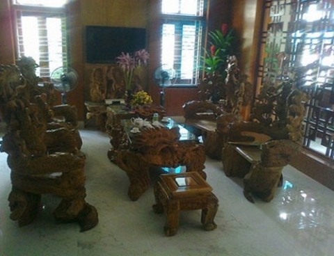 Bộ bàn ghế bằng gỗ ngọc am có giá 10 tỷ đồng ở Tuyên Quang, thuộc sở hữu của một đại gia trong ngành lâm sản, khoáng sản.