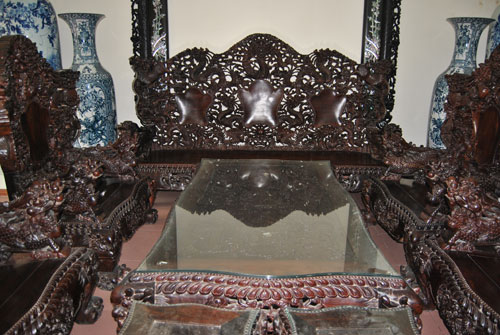 Trong những món đồ quý của Minh 'Sâm' có bộ bàn ghế bằng gỗ sưa hiếm, trạm khắc cầu kỳ, được cho là có giá 100 tỷ đồng.