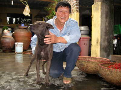 Đại gia Mai Quang Tuấn (tức Tuấn ‘trắng’, ở phường Đông Hải, quận Hải An, Hải Phòng) từng khiến nhiều người ngưỡng mộ có trang trại nuôi chó rộng 1.000 m2, chuyên cung cấp các loại chó cảnh cho dân chơi trong và ngoài TP. Hải Phòng. Ông từng bỏ tiền tỷ để nhập về chú cho Pit Bull.