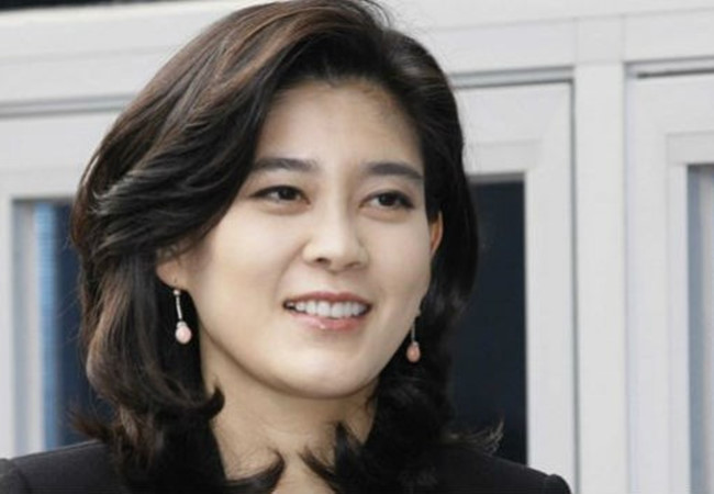 Lee Boo-Jin sinh ngày 6/10/1970. Cô là người con thứ 2 của ông chủ tập đoàn Samsung – người đang sở hữu khối tài sản 9 tỷ USD.
