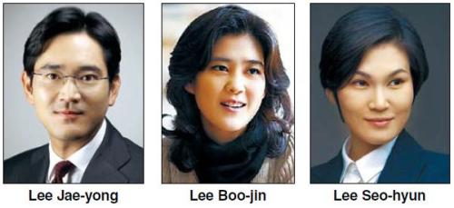 Được mệnh danh là Lee Kun-hee nhỏ, cô kế thừa nhiều phẩm chất lãnh đạo từ cha mình, và là một đối thủ đáng gườm của người thừa kế - con trai cả củaTập đoàn Samsung - Lee Jae-yong.