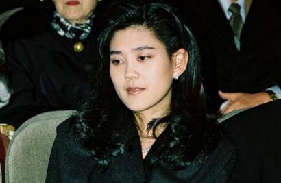 Lee Boo-Jin tốt nghiệp cử nhân chuyên ngành nghệ thuật và khoa học của Đại học Yonsei. Cô bắt đầu làm việc tại Tập đoàn Samsung từ năm 1995. Năm 2011, cô trở thànhChủ tịch kiêm Giám đốc điều hành chuỗi khách sạn Shilla.