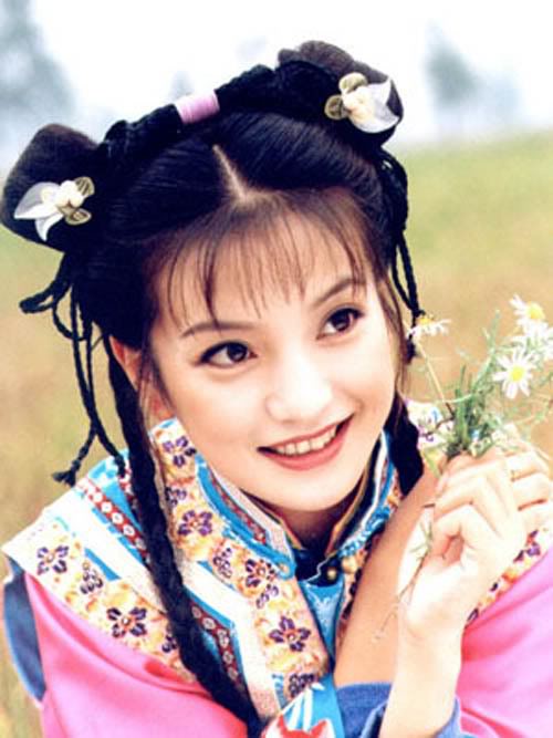 Nữ diễn viên Triệu Vy sinh ngày 12 tháng 3 năm 1976. Cô được biết đến nhiều nhất khi vào vai Tiểu Yến Tử trong bộ phim truyền hình Hoàn Châu Cách Cách năm 1977.