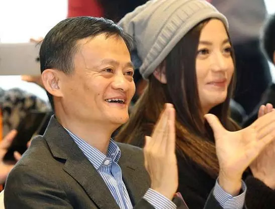 Cô và chồng - doanh nhân Huỳnh Hữu Long - nắm giữ 9,18% cổ phiếu của Alibaba Picture Group, đơn vị sản xuất phim thuộc tập đoàn Alibaba của tỷ phú Mã Vân (Jack Ma), trị giá 3,1 tỷ đô la Hong Kong.