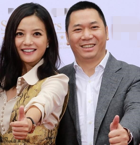 Tạp chí Hurun Report hồi tháng 2/2016, công bố danh sách những người dưới 40 tuổi giàu nhất thế giới xuất hiện tên nữ diễn viên Triệu Vy cùng chồng. Trong danh sách, Triệu Vy xếp thứ 35.