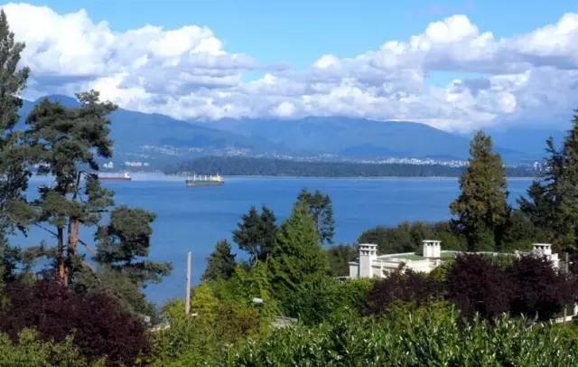 Căn biệt thự có tầm nhìn trải tầm ra núi North Shore, biển và toàn bộ thành phố Vancouver