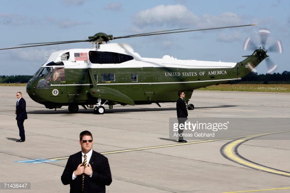Khi chở tổng thống Mỹ, Marine One thường bay trong nhóm gồm khoảng 5 chiếc trực thăng giống hệt nhau, đồng thời liên tục thay đổi đội hình nhằm giữ kín tuyệt đối vị trí của ông chủ Nhà Trắng. Ảnh: Getty Image