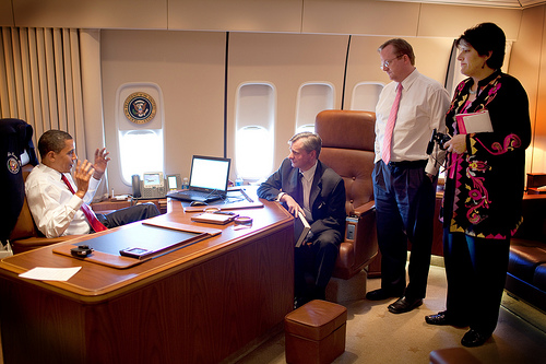 Thông thường, Air Force One chỉ chuyên chở tổng thống Mỹ cùng gia đình, khách mời, nhân viên Nhà Trắng, mật vụ vũ trang và đội ngũ nhỏ các phóng viên mà Nhà Trắng cho phép đồng hành cùng tổng thống