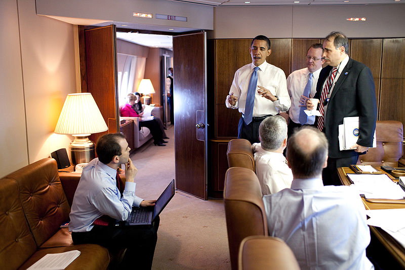 Tổng thống Obama có phòng làm việc và phòng họp riêng trên chuyên cơ – nơi ông bàn luận những vấn đề lớn cùng những người thân tín.