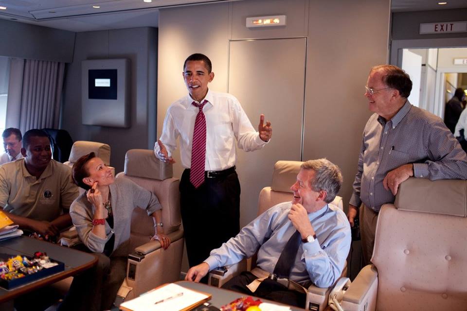Do Air Force One thường đảm trách nhiệm vụ chuyên chở tổng thống Mỹ tới những nơi xa nên một nhà bếp và đầu bếp được bố trí trên máy bay. Nhiệm vụ của họ là nấu nướng phục vụ tổng thống, các quan chức chính phủ và đoàn tùy tùng hay khi tổng thống Obama có khách