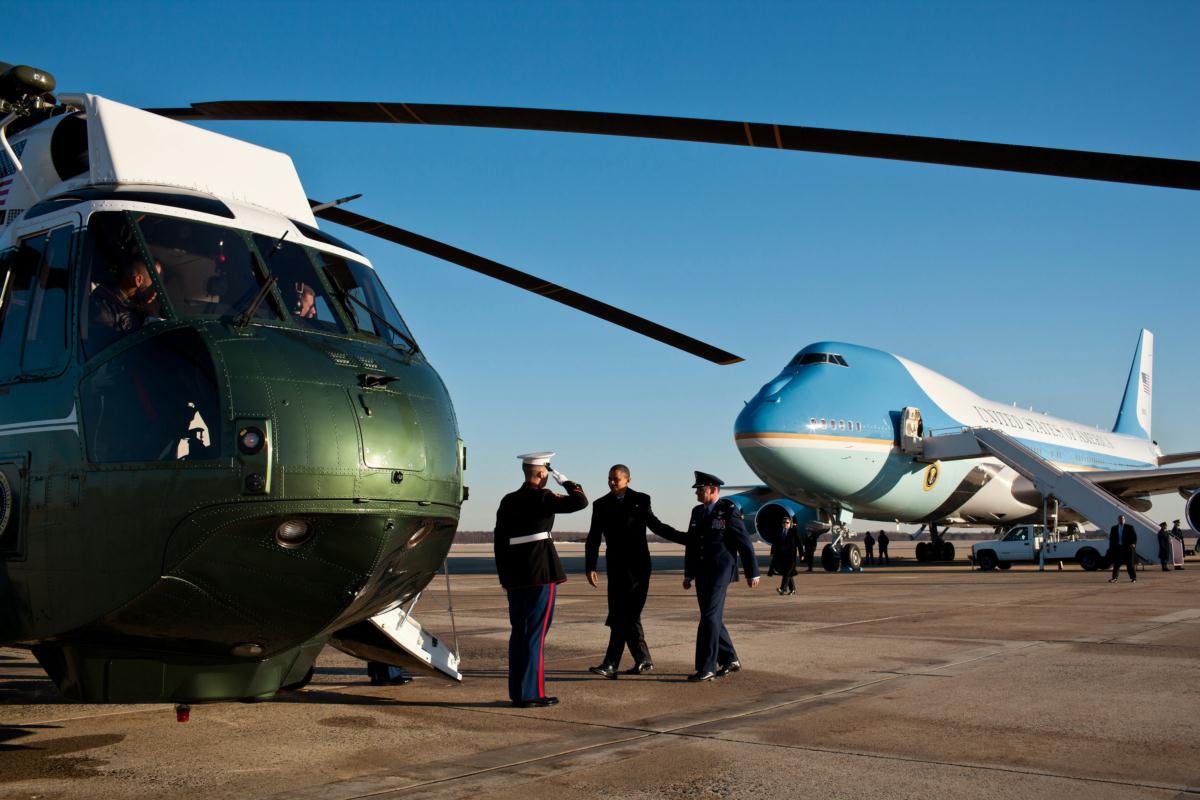 Không lực Một thường được dùng kèm với Marine One, máy bay trực thăng làm nhiệm vụ chuyên chở tổng thống tới sân bay trong trường hợp di chuyển bằng xe là không phù hợp