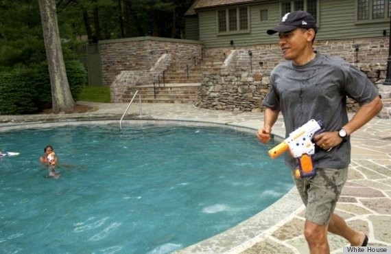 Tổng thống Obama tham gia cuộc chiến súng nước với con gái Sasha trong lễ kỷ niệm sinh nhật lần thứ 10 của cô bé tại Trại David ở Maryland.