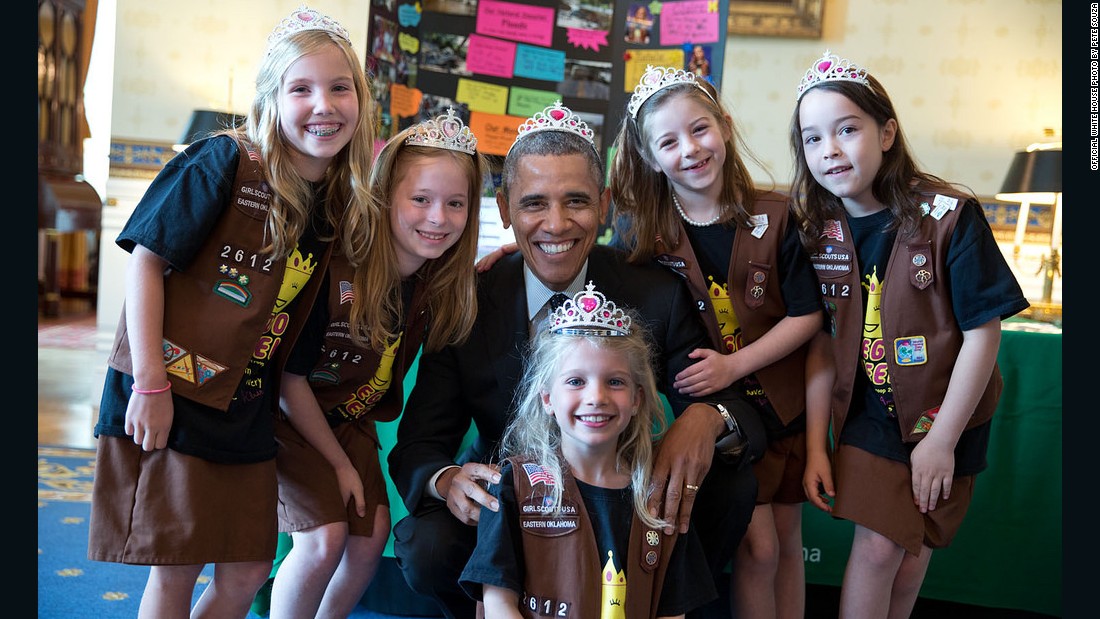 Ta cũng có vương miện đấy nhé. (Ông Obama với các bé gái trong một cuộc thi sắc đẹp nhí ở Tulsa, Oklahoma)