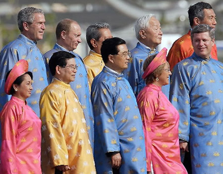 Các chính khách hàng đầu thế giới từng khoác lên người trang phục áo dài truyền thống Việt Nam trong Hội nghị Apec 2006