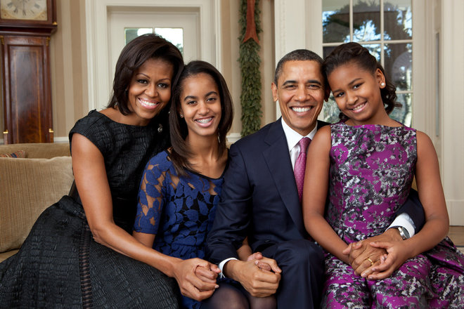 Hai cô con gái của Tổng thống Obama là Malia (áo xanh), sinh năm 1998 và Sasha, sinh năm 2001.